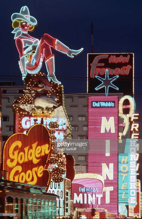 Neon Signs on Las Vegas Strip | Insegne al neon, Illustrazione art deco, Idee bar