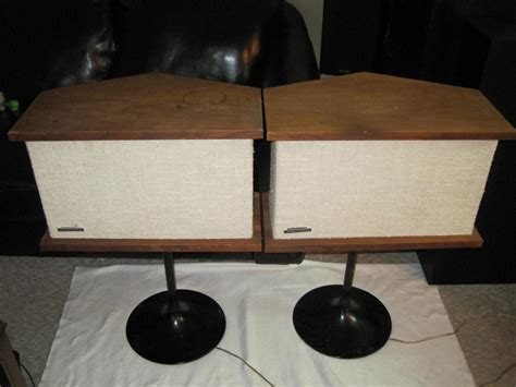 Bose 901 II Speakers w/ stands in Excellent Condition For Sale - Canuck Audio Mart