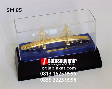 Souvenir Miniatur Jembatan Suramadu - Jogjaplakat