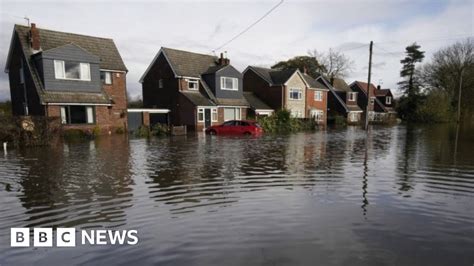 England flooding: Labour and Lib Dems criticise response - BBC News