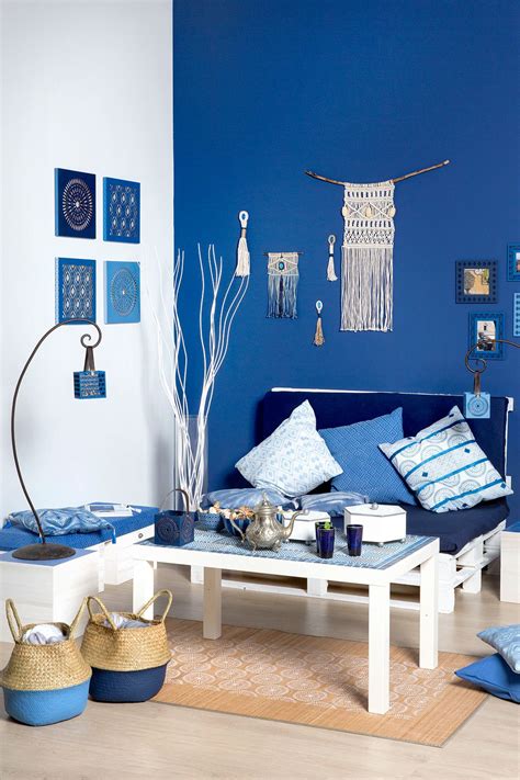 Coin salon bleu et blanc - ambiance retour de vacances - Artemio Living Room Scandinavian Style ...
