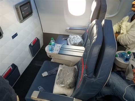 Delta Air Lines Airbus A319-100 First Class Bulkhead Seats Photos | AirlinesFleet.com