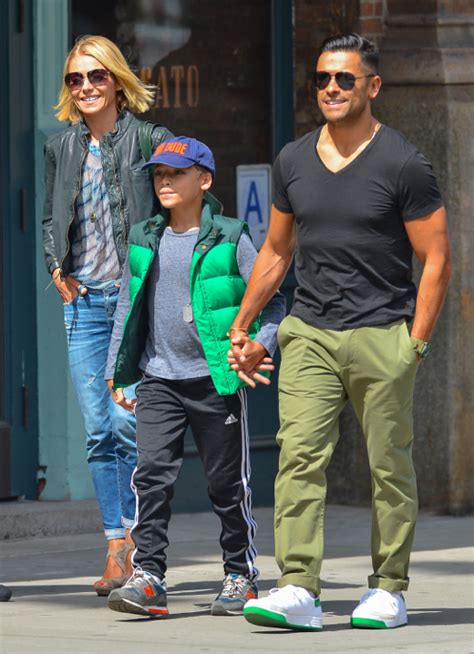 Kelly Ripa & Family Out For Lunch In New York City | Celeb Baby Laundry