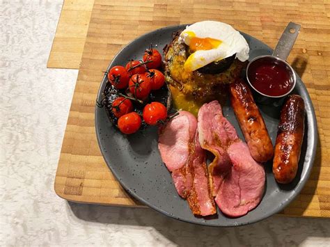 Full Welsh breakfast with laverbread potato rosti - Porc Blasus