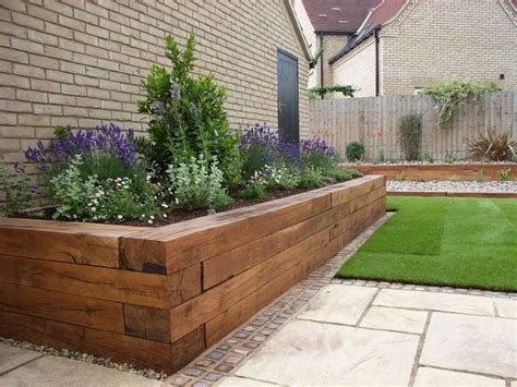 Comment réussir un parterre de fleurs en bois unique ? | Wooden garden edging, Front yard ...