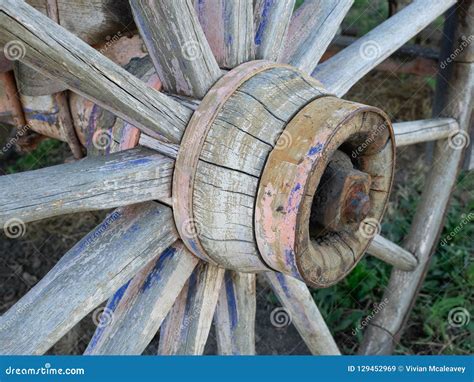 Wagon wheel axel stock image. Image of hanley, farm - 129452969