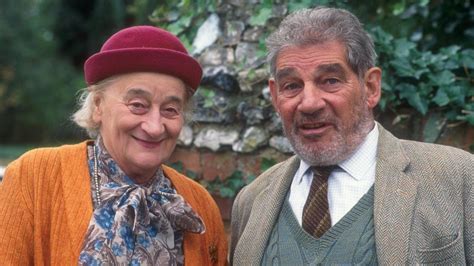 Vicar of Dibley star Trevor Peacock dies at 89 - BBC News