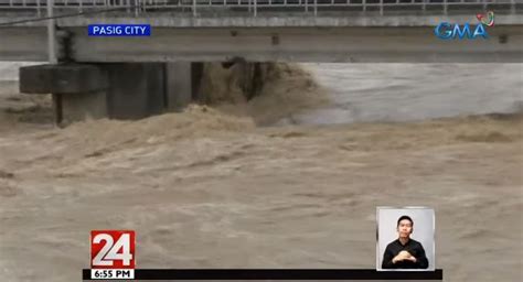 Residents wade through flood to get food in Pasig City | GMA News Online