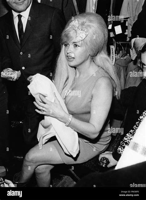 Jayne mansfield 1967 hi-res stock photography and images - Alamy