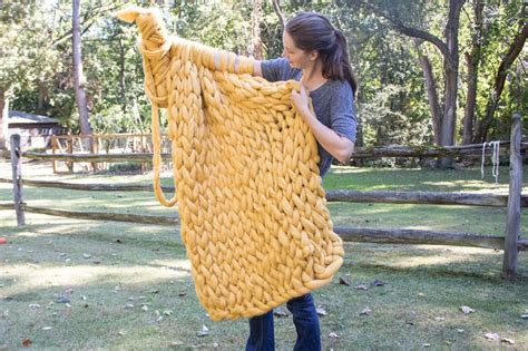 How to Arm Knit a Chunky Blanket in Less Than 1 Hour | HGTV