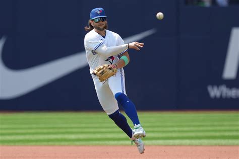 Bo Bichette leaves Blue Jays game with injury | Canoe.Com