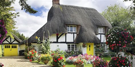 11 Photos of English Country Cottages That Make Us Want One Right Now