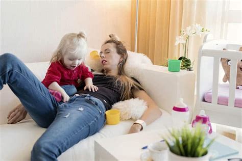 Single Mom Struggles: 11 Painful Facts And How To Deal With Them