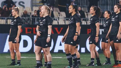 Kendra Cocksedge leads Black Ferns haka - YouTube