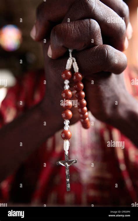 Homme africain prier le Rosaire, Cotonou, Bénin, Afrique de l'Ouest, l'Afrique Photo Stock - Alamy