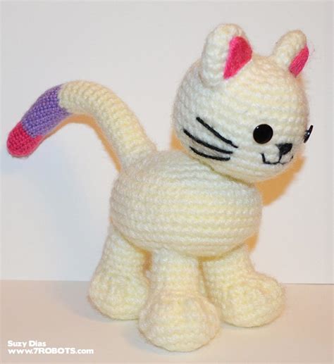 FREE Pattern Crochet Kitten with Bendable Tail by Suzy Dias for 7 Robots