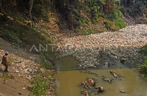 Sampah menumpuk di Sungai Cibanten | ANTARA Foto