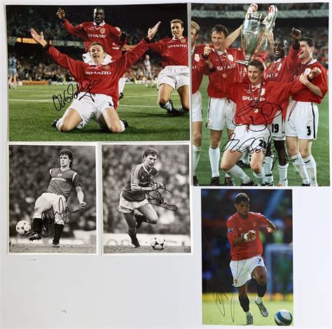 Lot 162 - FOOTBALL AUTOGRAPHS - MANCHESTER UNITED