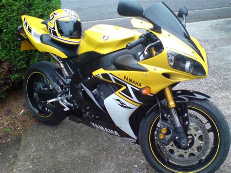 Yamaha R1 in Yellow | Yellow R1 - and matching lid | bluefazer2002 | Flickr