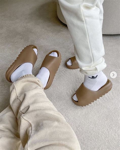 Pin by Dominika Sandnerová on Yeezy slides fits in 2021 | Yeezy slides, Slides outfit, Sneakers ...