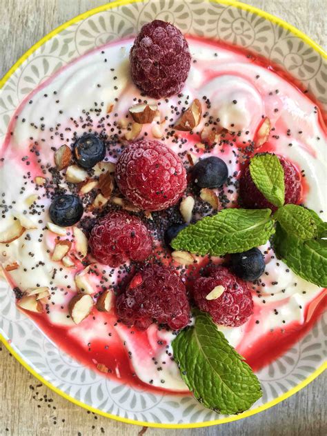 Quick dessert: Greek yogurt with frozen berries and almonds