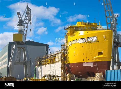 The construction of a new ship in dry dock shipyard Stock Photo - Alamy