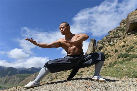 Yi Jin Jing (Muscle Tendon Changing) Qigong – Shifu Yan Lei