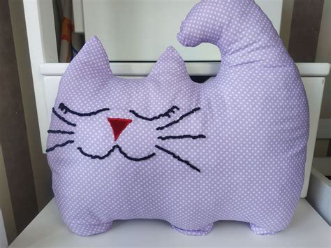 Easy cat sewing pattern: cat shaped pillow with curled tail, - Inspire ...