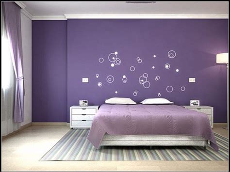 Qué debes saber para decorar las paredes del dormitorio en color morado