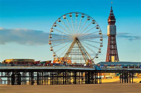 Crowds flock to Blackpool for last hoorah - About Manchester