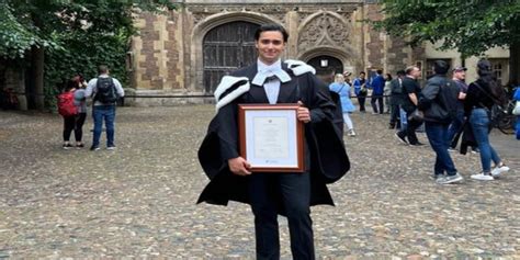 Junaid Safdar graduates from Cambridge University - BOL News