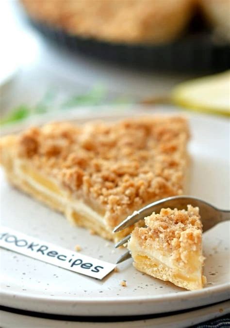 Easy Pear Crumble Pie Recipe - 100KRecipes