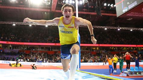 Armand Duplantis mencetak rekor dunia lompat galah baru selama World Athletics Indoor Tour