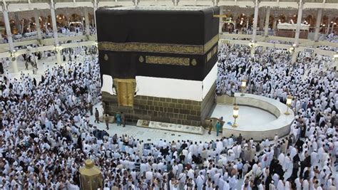 Kaaba Mecca Hajj Muslim People Crowd Praying Stock Footage Video 5396240 - Shutterstock