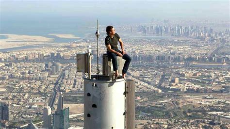 Tom Cruise sitting on atop of Burj Khalifa | Tom cruise, Tom cruise mission impossible, Cruise