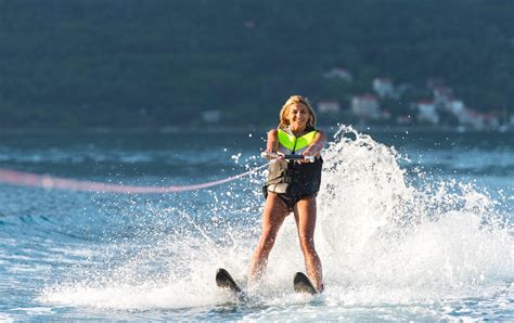 Cours de ski nautique sur le lac d'Annecy à partir de 52 € - CheckYeti