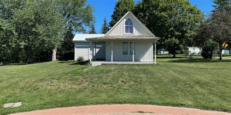 The American Gothic House: A Visit to the Second Most Famous House in America - UponArriving