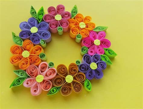 Paper Quilling Wreath with Easy Quilled Paper Flowers | Artesanato, Artesanato em papel