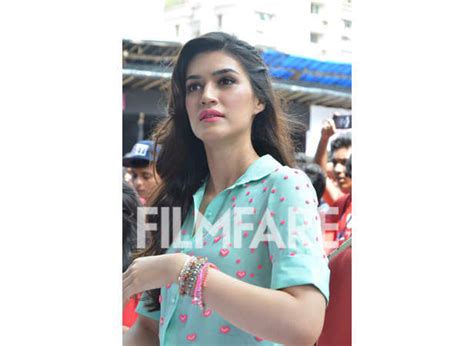 Kriti Sanon goes back to college | Filmfare.com