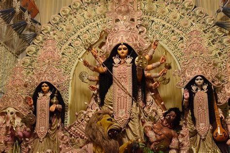 South Kolkata Durga Puja 2022 Pandal Hopping | NeonBrothers