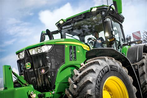 Official: New-generation John Deere 7R Series is on the way - Agriland.ie