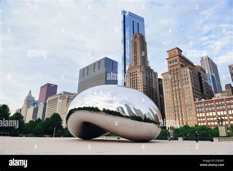 Cloud Gate and Chicago skyline Stock Photo - Alamy