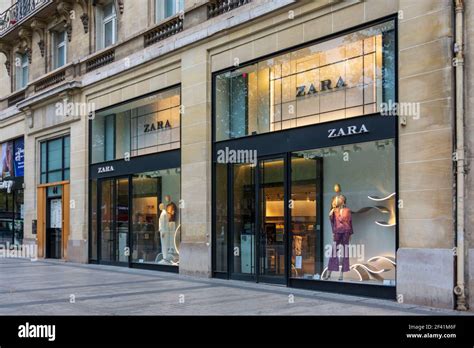 Façade du magasin Zara sur l'avenue des champs-Élysées, Paris, France Photo Stock - Alamy