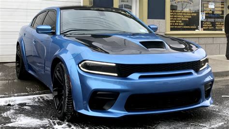 Una Dodge Charger R/T del 2015 trasformata in una Hellcat Widebody grazie a un body kit ...