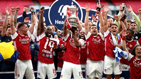 Arsenal lift FA Cup after beating Chelsea (and their captain dropping the trophy) | UK News ...