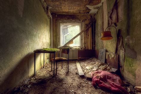 15 Photos Of Abandoned Bedrooms Show Their Dusty Remains - Urban Photography by Roman Robroek