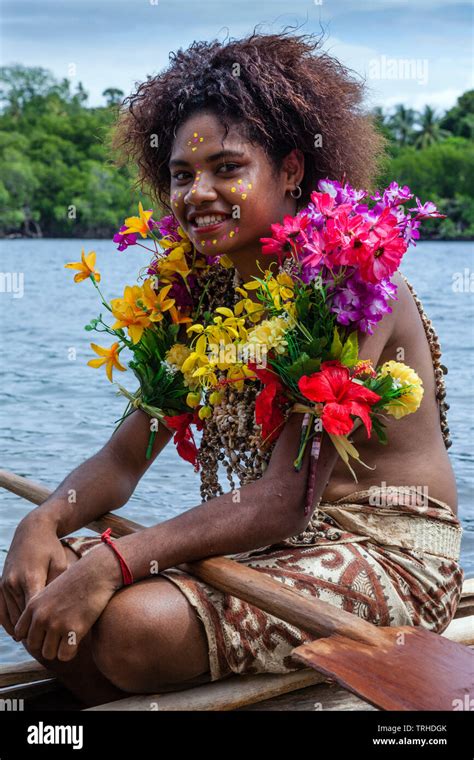 Traditional dress papua new guinea hi-res stock photography and images ...