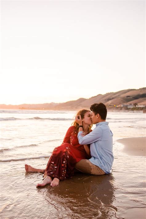 Romantic kiss on the beach | Couple kissing pics, Couple photography, Romantic sunset