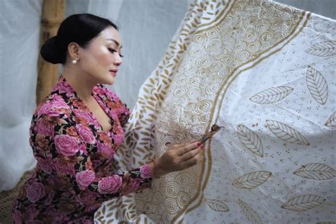 10 Contoh Seni Rupa Tradisional beserta Gambar dan Asal Daerahnya – Blog Mamikos