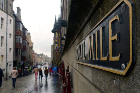 The Royal Mile in Edinburgh - The Busiest Street in Edinburgh's Old ...